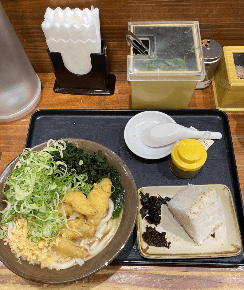 牧のうどんんのごぼう天うどんにわかめトッピング、白おにぎり2個