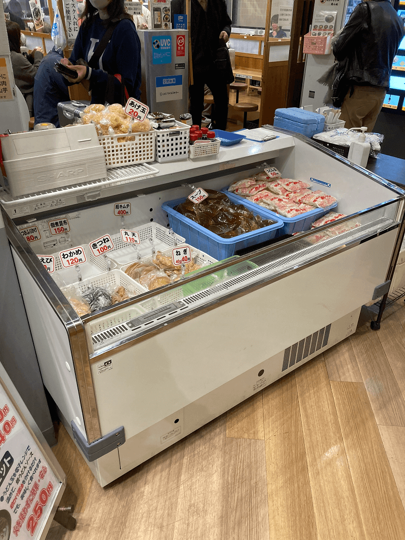 牧のうどんバスターミナル店の持ち帰り（テイクアウト）の販売風景