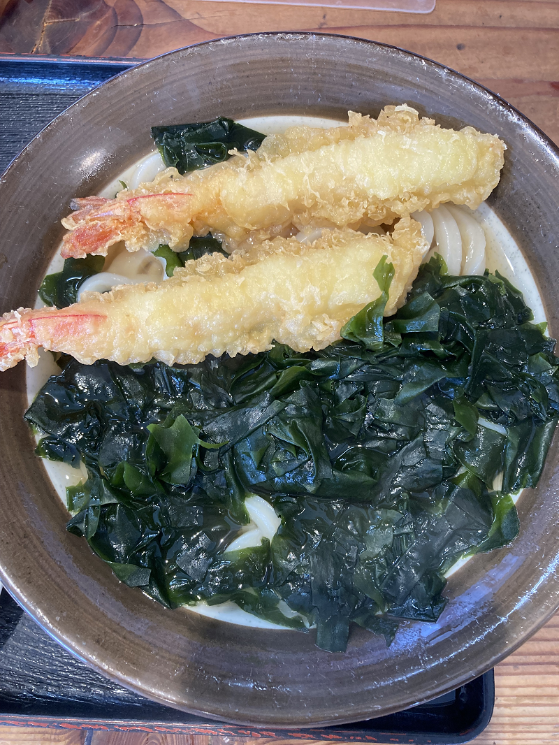牧のうどんのえび天わかめうどん