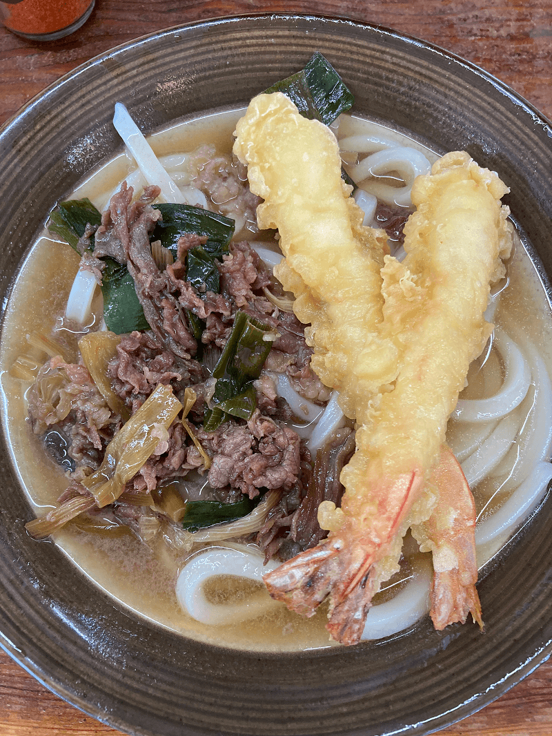 牧のうどんの肉海老天うどん（肉うどんに海老天トッピング）
