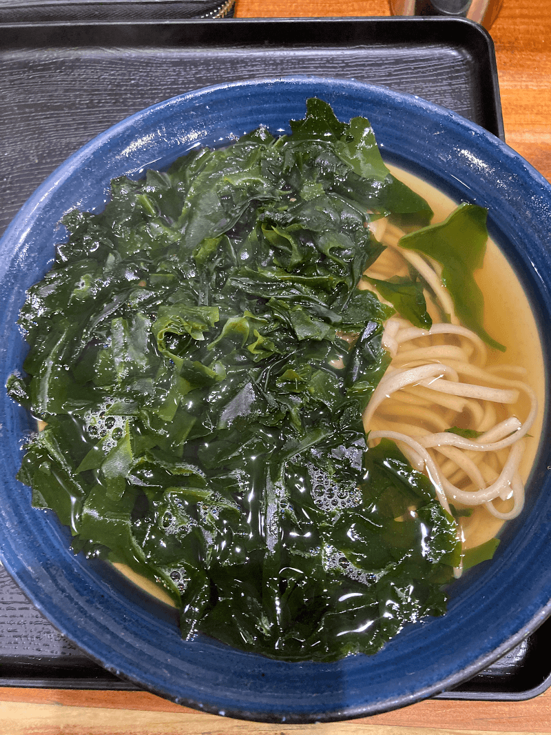 牧のうどんのわかめそば