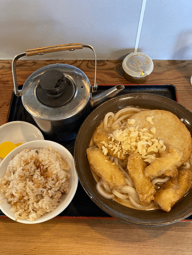 牧のうどんのごぼう天うどんに丸天トッピングにかしわご飯