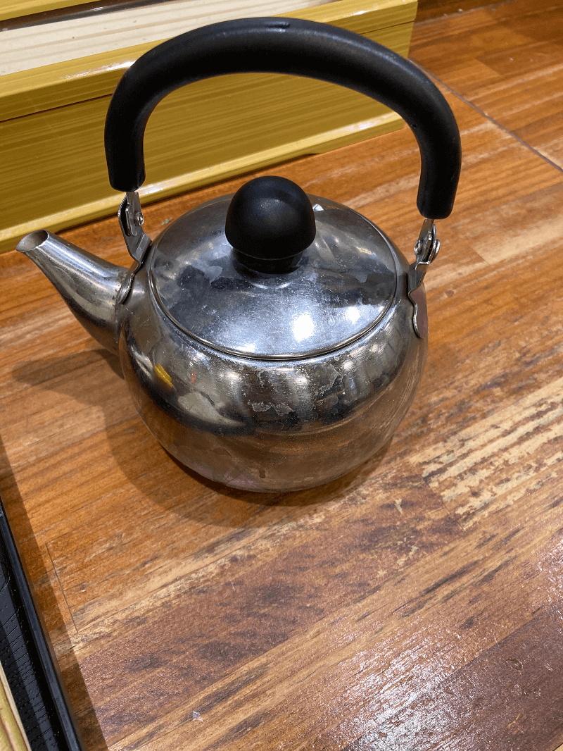 牧のうどんのうどんスープが入っている小さなやかん