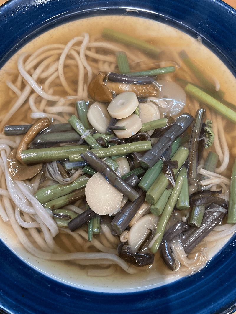 牧のうどんの山菜そば