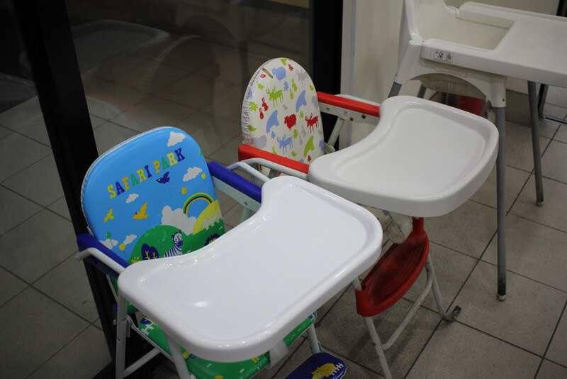 天ぷらひらおの子供用椅子